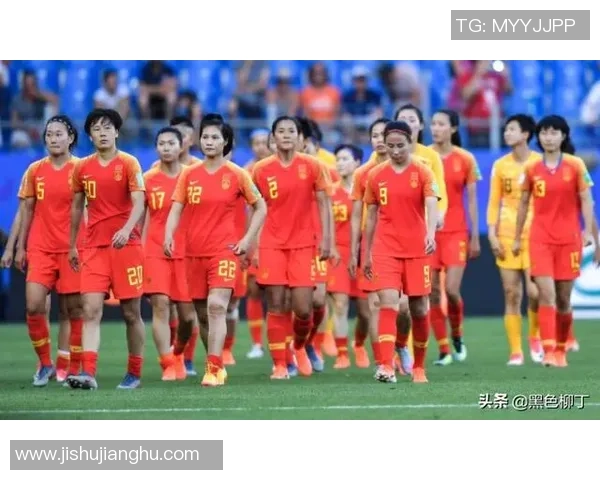 女足球星与贝爷深厚友谊揭示:体育跨界合作与个人情感的双重力量 女足球星与贝爷深厚友谊揭示:体育跨界合作与个人情感的双重力量